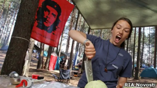 Участники форума окружают себя как портретами кумиров, так и тех, кому они "не рады"