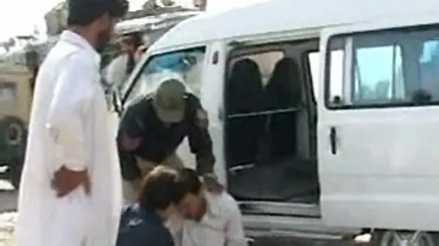 Serangan kelompok bersenjata juga mengenai orang di jalan