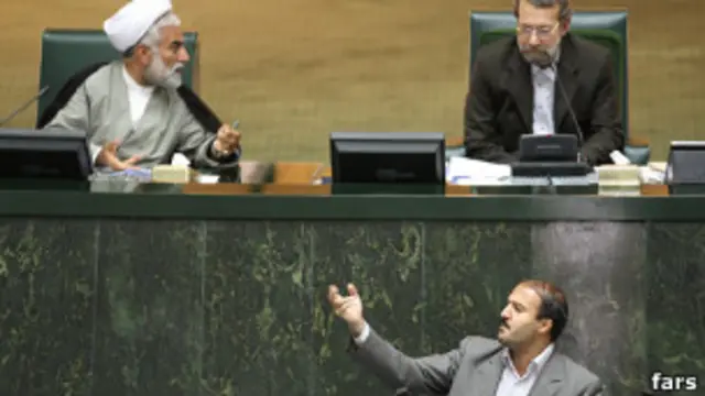 "آقای احمدی نژاد مشکل اصلی دولت جنابعالی شعارگرایی و بی توجه به عقلانیت و تخصص در اداره کشور است."