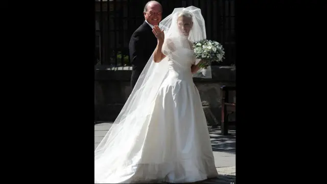 شہزادی زارا سٹورٹ پرون کا ڈیزائن کردہ لباس زیبِ تن کر کے اپنے والد کے ہمراہ تقریب میں پہنچیں