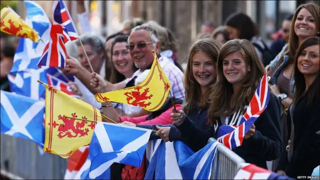 تقریب سے پہلے شاہی خاندان کے سینکڑوں مداح سڑک کے دونوں جانب خیر مقدمی پرچم لیے جمع تھے