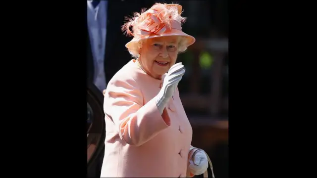 برطانیہ کی ملکہ الزبتھ جب تقریب میں شرکت کے لیے پہنچیں تو انہوں نے وہاں موجود مداحوں کے خیر مقدمی نعروں کا ہاتھ ہلا کر جواب دیا