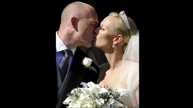 شادی کی تقریب کی تکمیل کے بعد شہزادی زارا اور مائیک ٹنڈل عوام کے سامنے بوسہ لیتے ہوئے