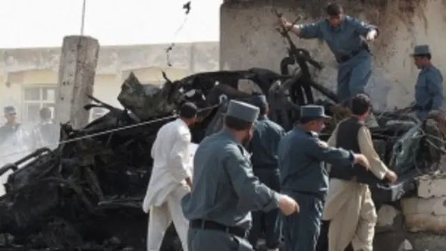 Sasaran serangan adalah gerbang markas polisi Lashkar Gah