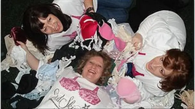 Karen Tomalin (tengah)