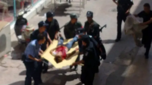 Cảnh sát đưa người bị thương ra khỏi Kashgar ở Tân Cương
