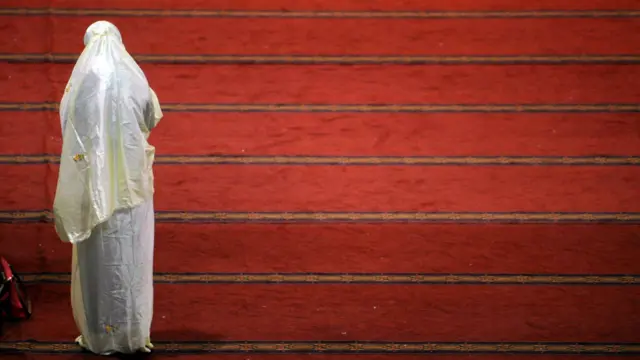 Seorang wanita Sholat di Masjid Istiqlal