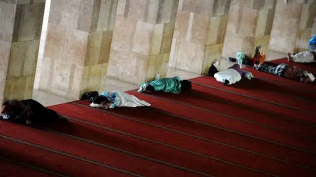 Para wanita istirahat di Masjid Istiqlal
