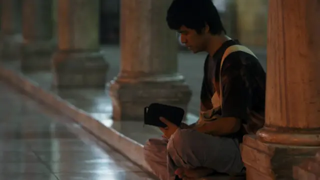 Seorang pria membaca Al-Quran di Kairo, Mesir