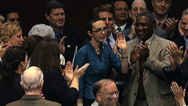 Dân biểu Gabrielle Giffords (ở giữa) trong phiên bỏ phiếu tại Quốc hội