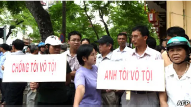 Bên ngoài phiên tòa xử CHHV tại Hà Nội ngày 4/8/2011