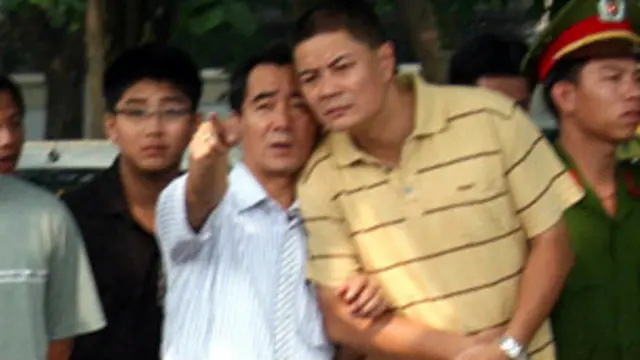 Đại úy Minh (người mặc áo vàng) trong cuộc biểu tình 17/07