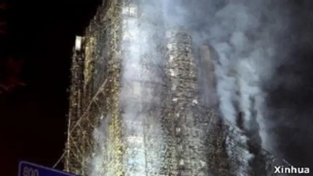 Vụ hỏa hoạn khiến người dân đặt câu hỏi về mối quan hệ khuất tất giữa các quan chức địa phương với các công ty xây dựng tư nhân.