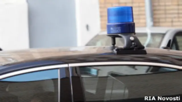 Крыша автомобиля с синей "мигалкой"