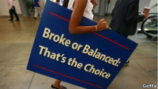 अगर कामबंदी होती है तो 7 लाख संघीय सरकारी कर्मचारियों को अवैतनिक छुट्टी पर घर भेजा जा सकता है.