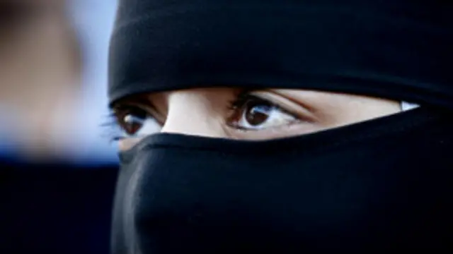 Perempuan menggunakan cadar