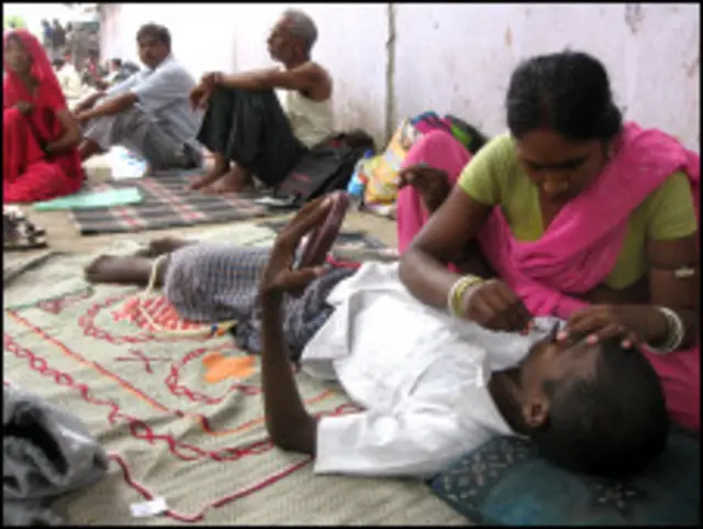 कविता बताती हैं कि ज़मीन पर लेटे-लेटे पति की त्वचा पर घाव हो गए हैं.