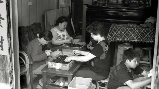 台湾民众在家里组装圣诞灯饰