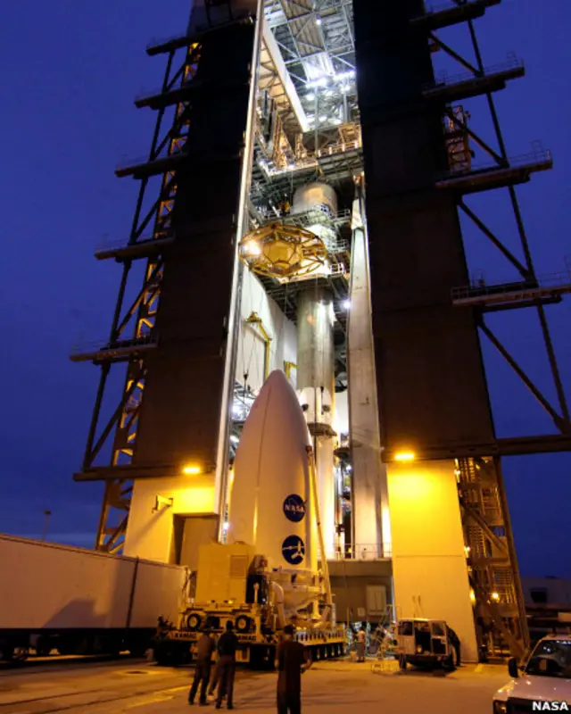 La nave espacial a punto de ascender por la instalación de integración vertical antes de ser lanzado