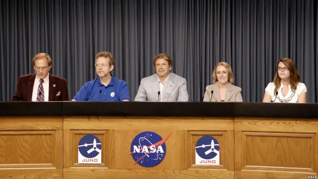 Varios miembros del proyecto de la misión Juno dan una conferencia de prensa
