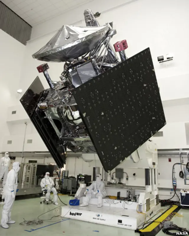 Técnicos vigilan la nave espacial Juno