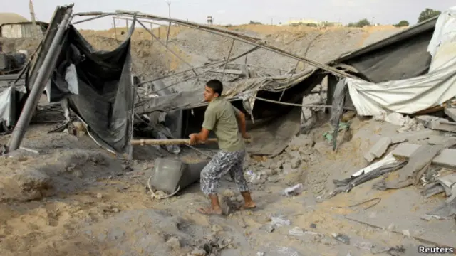 Salah satu sasaran adalah terowongan di dekat perbatasan Mesir.