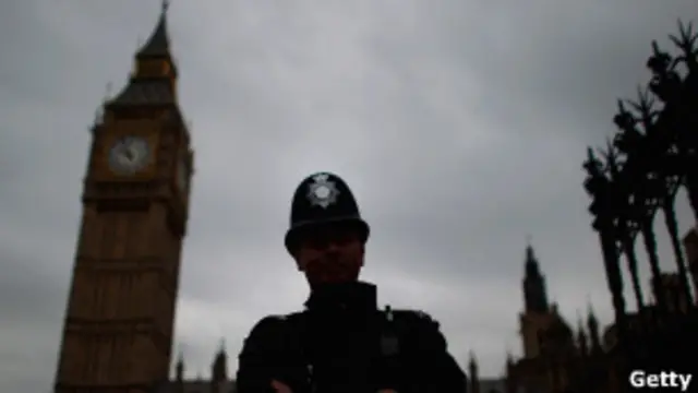 Полицейский охраняет здание парламента в Лондоне (20 июля)