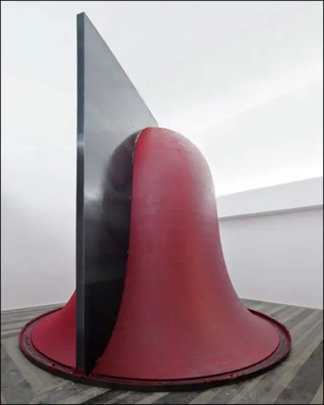 برطانیہ میں رہنے والے بھارتی سنگ تراش انیش کپور اپنے نئے اور پرانے فن پارے ’ایڈن برا کالج آف آرٹ سکلپچر‘ میں پیش کر رہے ہیں۔یہ ’انٹائٹللڈ‘ نامی فن پارہ پہلی مرتبہ برطانیہ میں اس تہوار میں پیش کیا جا رہا ہے۔