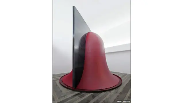 Karya seniman Inggris keturunan India, Anish Kapoor, Untitled, lilin merah berbentuk lonceng.
