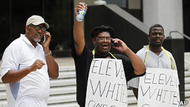 民权人士在新奥尔良联邦法院外得知判决后欢呼(5/8/2011)