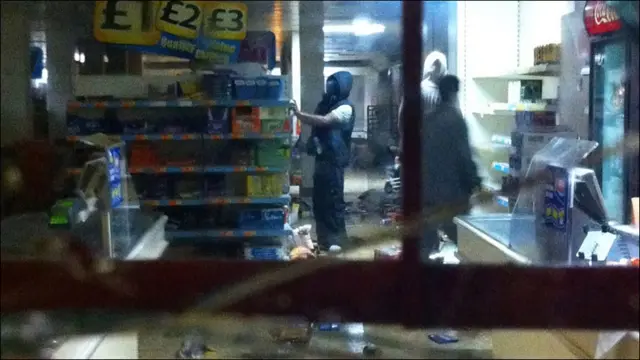 ان فسادات میں دکانیں بھی لوٹی گئی ہیں اور لوگ دکانوں سے ٹرالیاں بھر کر بھاگ رہے ہیں۔