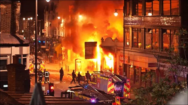 ہفتے اور اتوار کی درمیانی شب کو یہ مظاہرے فسادات میں تبدیل ہو گئے۔