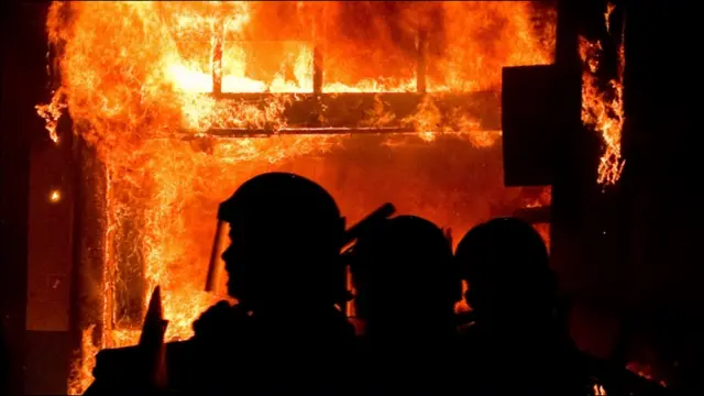 ٹوٹنہیم کے ہائی روڈ پولیس سٹیشن کے باہر تقریباً تین سو افراد مظاہرین جمع ہیں۔