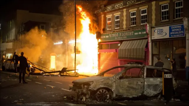 پولیس کا کہنا ہے کہ بڑی تعداد میں لوگ سڑکوں پر نکل آئے ہیں تاہم تمام ہی لوگ اس توڑ پھوڑ میں ملوث نہیں ہیں۔