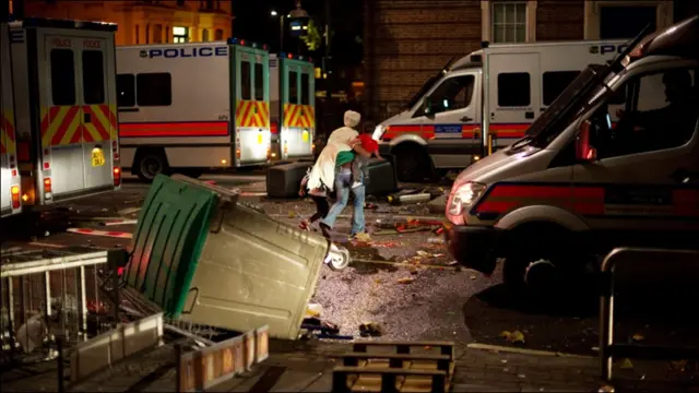 دو پولیس کی گاڑیوں کو نذرِ آتش کیا گیا لیکن اس وقت گاڑیوں میں کوئی پولیس اہلکار موجود نہیں تھا۔