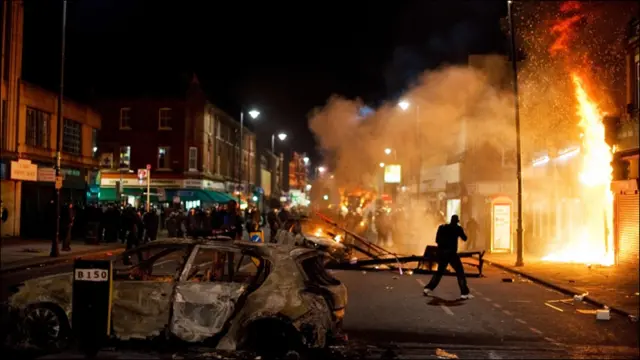 پولیس فائرنگ سے ہلاک ہونے والے 29 سالہ چار بچوں کے والد مارک ڈگن تھے۔