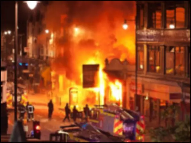 托特纳姆骚乱中大楼被纵火