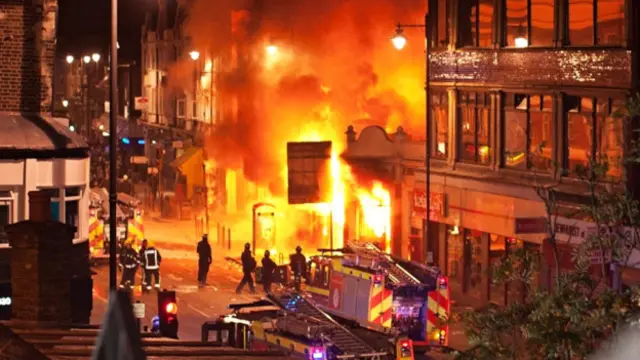 Tottenham membara di sejumlah titik, setelah aksi protes ratusan warga yang menuding polisi menembak mati Mark Duggan, seorang warga di kawasan pemukiman kulit hitam.