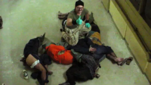 Kopral Charles Graner duduk diatas tahanan Abu Ghraib tahun 2003