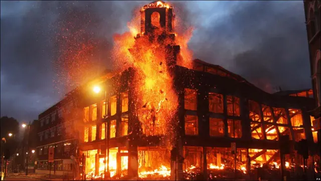 Собрание у полицейского участка переросло в беспорядки: в сторону полицейских машин и зданий полетели камни и бутылки с зажигательной смесью. Был подожжен двухэтажный автобус и несколько магазинов.