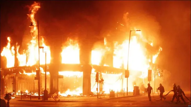 Пожары в Тоттенхэме горели всю ночь. Только к полудню воскресенья представители пожарной службы заявили, что огонь находится под контролем.