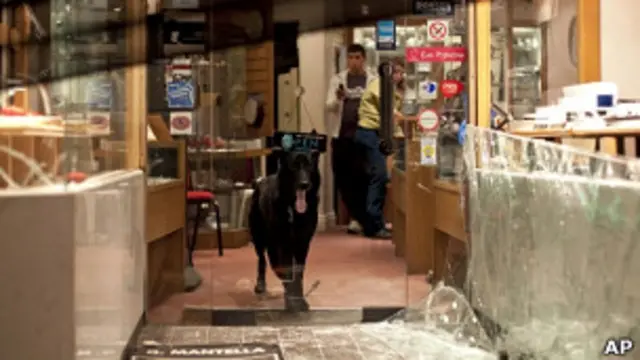 Разгромленный магазин в Энфилде