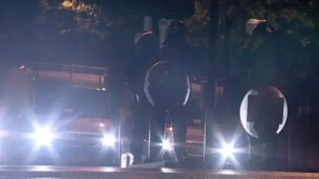 Ratusan anak muda menyerang polisi anti huru-hara