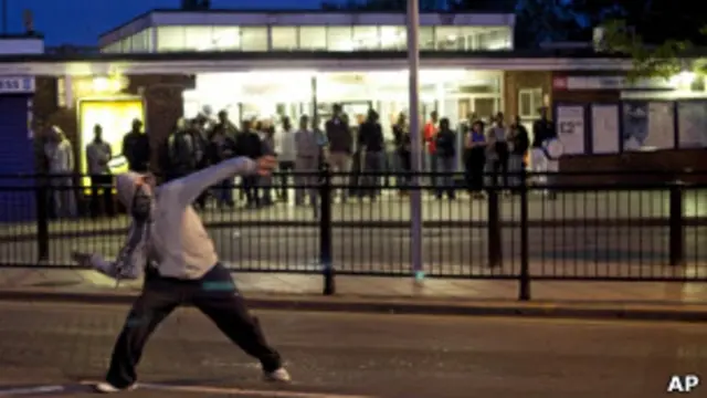 Подросток бросает камень