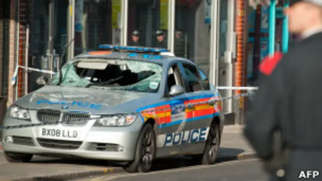 Полицейская машина с выбитым стеклом