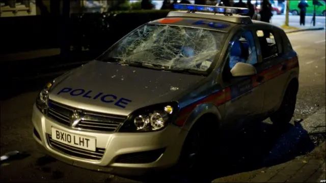 فسادیوں نے پولیس کی گئی گاڑیوں کو بھی تباہ کر دیا 