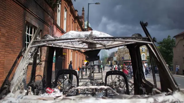 Сожженная полицейская машина в лондонском районе Тоттенхэм