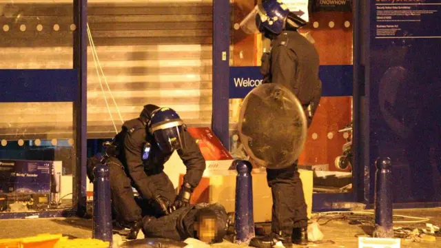 Полиция задерживает человека в лондонском районе Брикстон