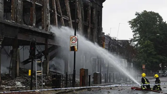 Пожарные тушат подожженный хулиганами дом в районе Тоттенхэм