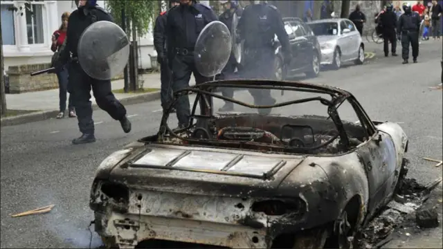 ہنگامہ کرنے والوں نے ٹوٹٹنہم اور ہیکنی میں کئی گاڑیوں کو نذر آتش کر دیا 